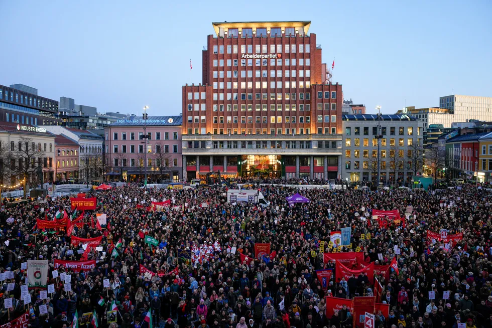 «Østrogen på blå resept!» er en del av løsningen og var en parole ved årets markering av 8. mars, skriver artikkelforfatteren. Bilde av markeringen på Youngstorget i Oslo.