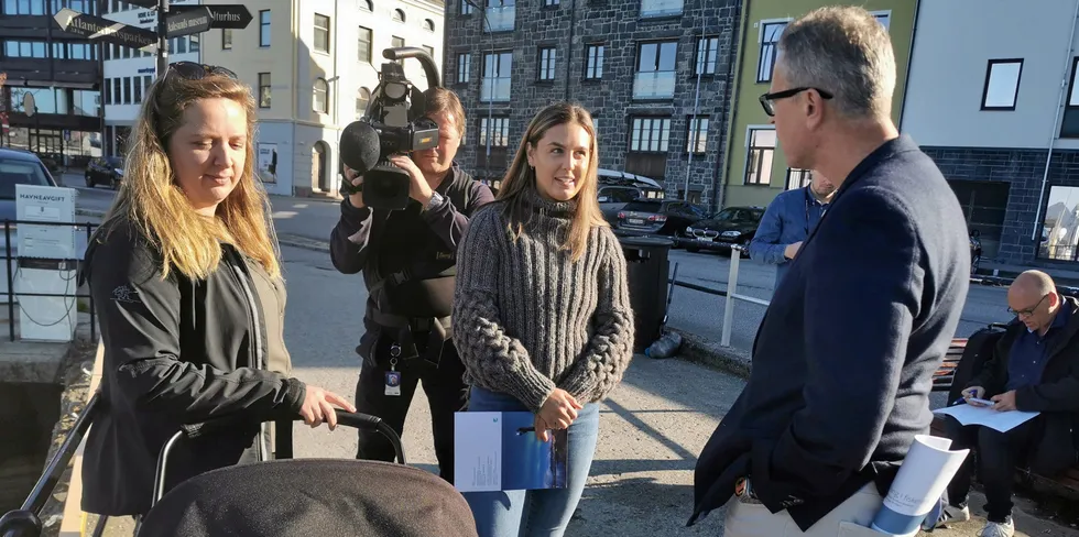 Vilde Oskarson og Odd Emil Ingebrigtsen i samtale i båthavna i Ålesund hvor strategimeldingen og likestilling i fiskeriene ble lagt frem.