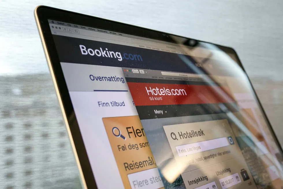 En svensk domstol forbyr nettreisegiganten Booking.com å inngå avtaler som begrenser hotellenes frihet til å bestemme hvor og til hvilken pris hotellrommene skal selges.