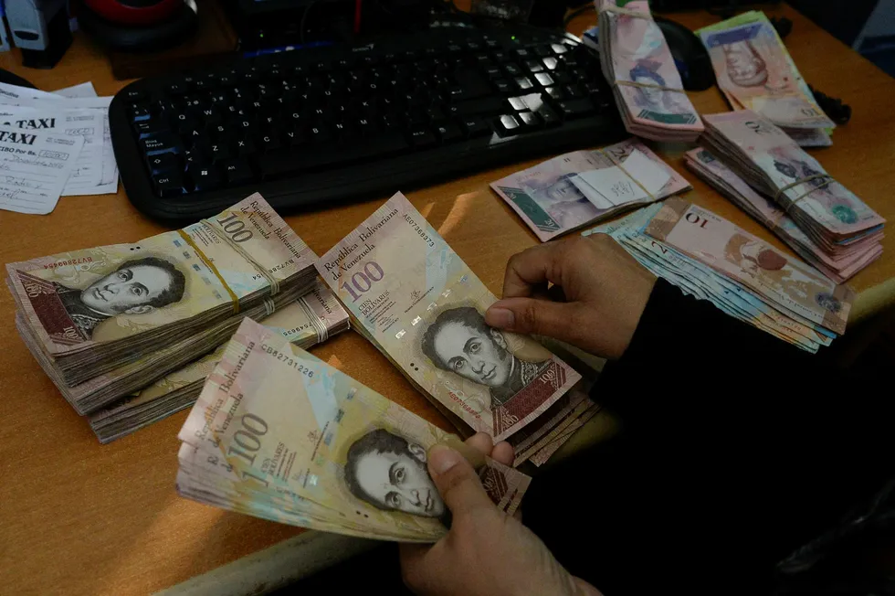 Venezuelas valuta Bolivar har falt 94 prosent mot dollar på et halv år. Foto: Federico Parra/AFP photo/NTB scanpix
