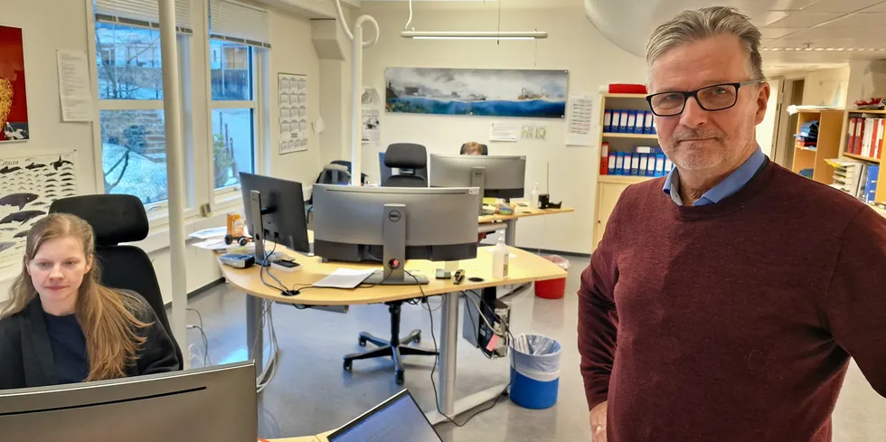 Konstituert FMC-sjef Anders Østreim leder de seks personene som følger med på fiskebåtenes sporing og rapportering. Her sammen med førstekonsulent Helene Sørensen.