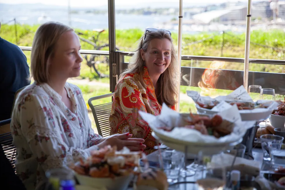 Hege Wilsbeck (fra venstre) og niesen Henriette Wilsbeck Bals booket bord på Festningen Restaurant flere uker før gjenåpningen. Lørdag kunne de endelig spise lunsj sammen ute.