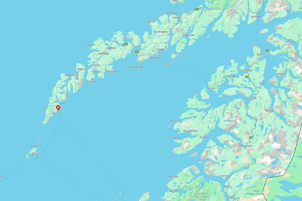 – Den skadde er en mann i 40-årene, han er våken og bevisst, skriver politiet i Nordland på X.