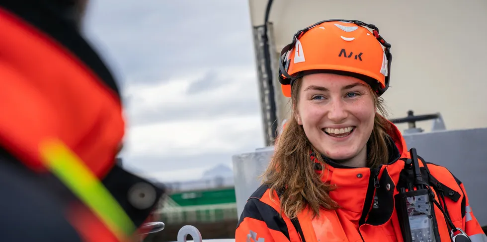 Merete Haugland ute på jobb om bord på Havfarmen. Nordlaks fekk tildelt 13 utviklingsløyver til prosjektet i 2017 og har nok søkt om å få konvertert dei om til ordinære matfiskløyver.