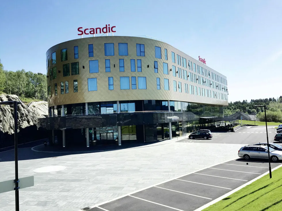 Den børsnoterte Scandic-kjeden, her representert ved Flesland Airport Hotel utenfor Bergen, er hardt rammet av koronakrisen.