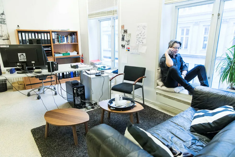 Daglig leder Erik Brataas i Phonofile bruker ofte plassen i vinduskarmen når han skal ha telefonmøter. Foto: Gunnar Lier