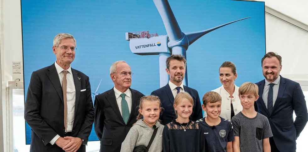 At the Horns Rev 3 opening, left to right: CEO of Vattenfall Magnus Hall, Chairman of Vattenfall Lars G. Nordström, HRH Crown Prince of Denmark, Danish Prime Minister Mette Frederiksen, Minister of Climate, Energy and Utilities Dan Jørgensen and pupils from Hvide Sande School