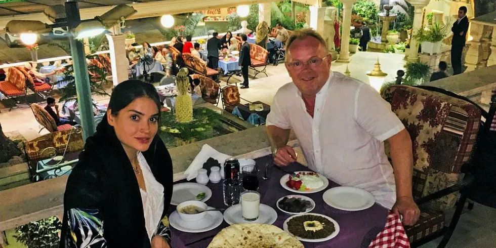 Blid: Per Sandberg og Bahareh Letnes poserer sammen på flere bilder lagt ut av iransk-fødte Bahareh Letnes på hennes instagram-konto. Foto: Instagram