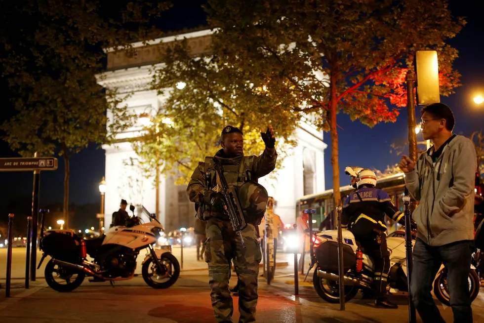 En politimann ble skutt og drept på Champs Elysees i Paris torsdag kveld. Foto: Benoit Tessier/Reuters/NTB scanpix
