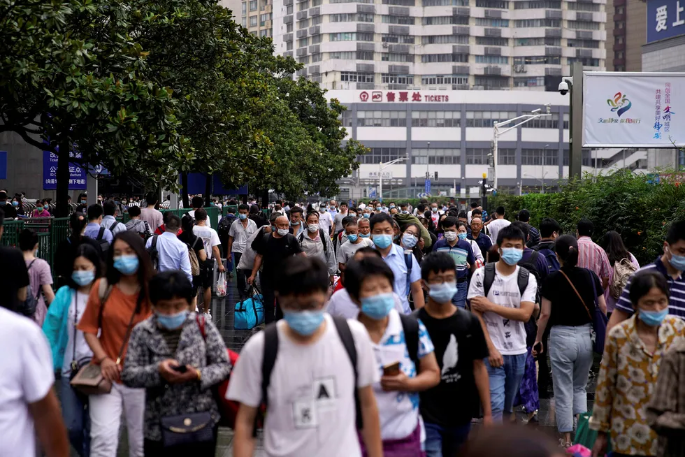 Den økonomiske aktiviteten i Kina er i ferd med å normaliseres. Innbyggerne benytter munnbind for å forhindre spredning. Her fra Shanghai Railway Station etter et lokalt koronautbrudd nylig.
