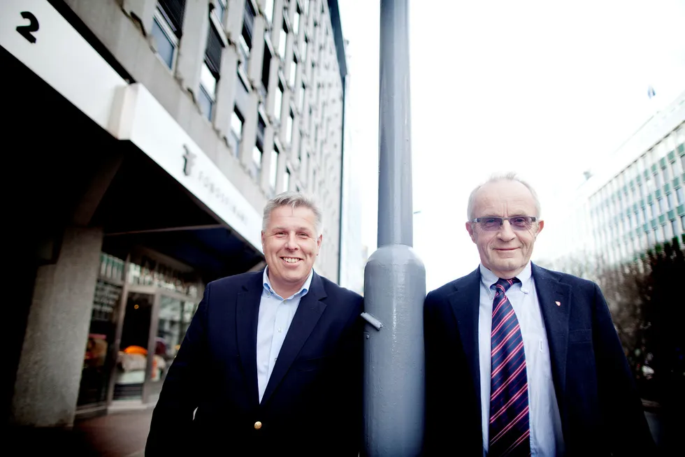 Inkassokameratene Jon H. Nordbrekken (til høyre) og Olav Dalen Zahl har startet inkasso- og gjeldsporteføljekjøps-selskapet B2 Holding. Her er duoen avbildet utenfor kontoret i Haakon Vlls gate ved Vika i Oslo.