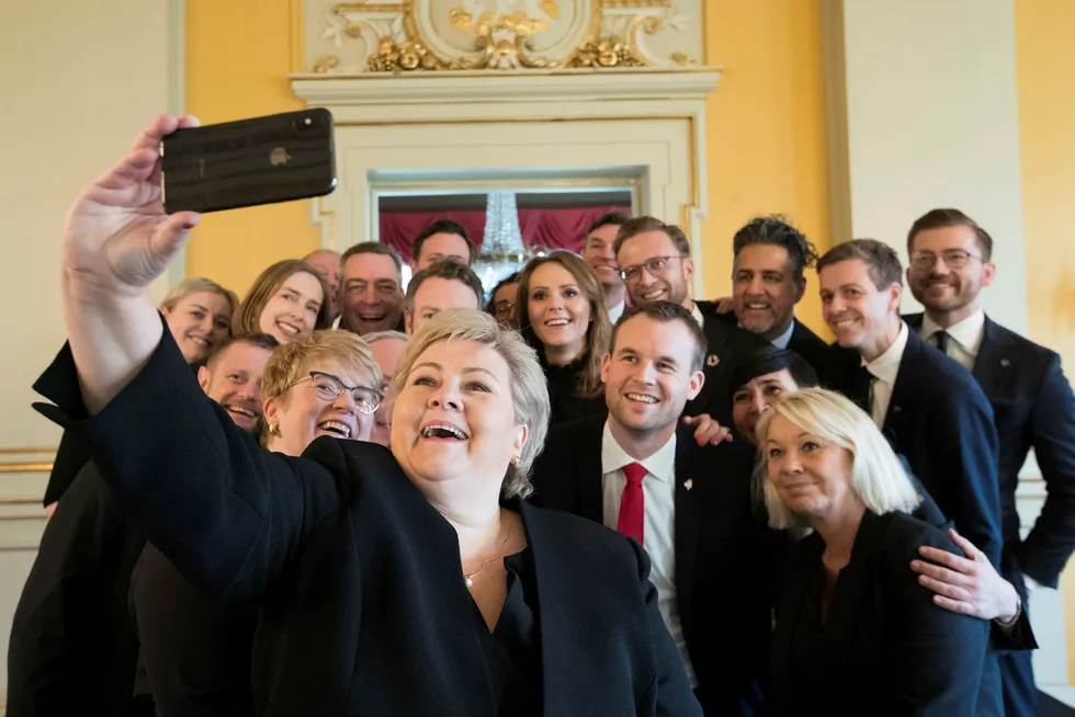 Det er oppsiktsvekkende at statsminister Erna Solberg og andre i regjeringsapparatet har lastet ned TikTok. Her tar regjeringen gruppebilde i forbindelse med statsrådskifter i januar i år.