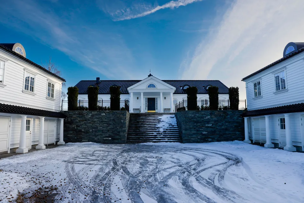 Arne Vigelands hus ligger majestetisk til på en høyde på Nesøya med utsikt til sundet mot Brønnøya. Nå har forsikringsselskapet Zürich tatt arrest i huset etter at saksomkostninger knyttet til en femårig lang rettskonflikt ikke er betalt.