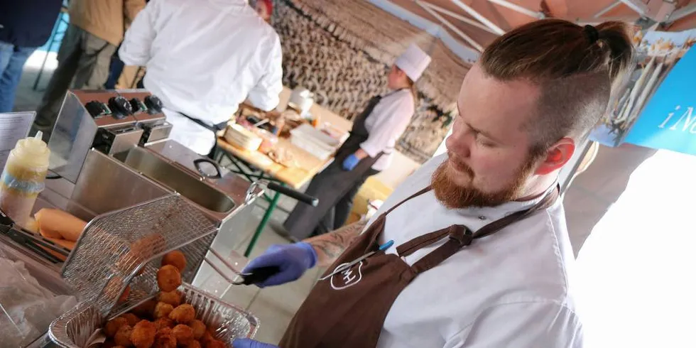 Kokk Emil Nordheim hos Mathallen tilbereder friterte tørrfiskboller på festivalen Tørrfisksommer i nord.Foto: Jørn Mikael Hagen