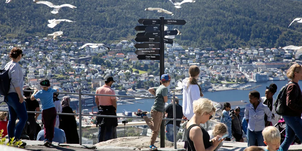 Midt på dagen lørdag blir det dårlig butikk å produsere strøm i Bergen og resten av Sør-Norge. Kunder som flytter strømforbruket til dagtid, kan på sin side tjene penger på å bruke strømmen da – før vi regner inn nettleie og avgifter.