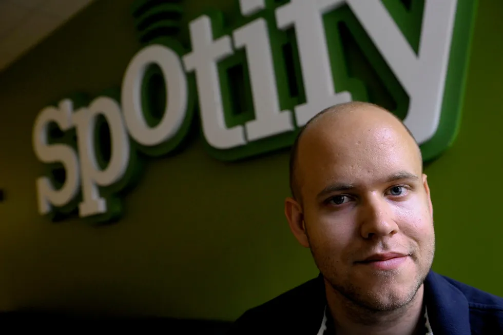 Spotify-gründer og sjef Daniel Ek fordømmer Joe Rogans uttalelser, men vil ikke kaste ut den kontroversielle podkastverten.