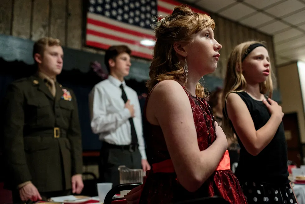 Ærbødig. «Kadetter» i den frivillige organisasjonen Young Marines sverger troskap til det amerikanske flagget før det årlige ballet sitt i Hanover i Pennsylvania.