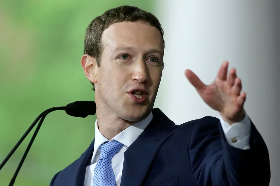 Facebook og toppsjef Mark Zuckerberg ruller ut et nytt system for å rangere nyhetsmedier. Foto: AP Photo/Steven Senne