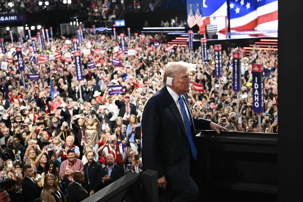 Donald Trump på vei opp på talerstolen på republikanernes landsmøte i Milwaukee, Wisconsin.