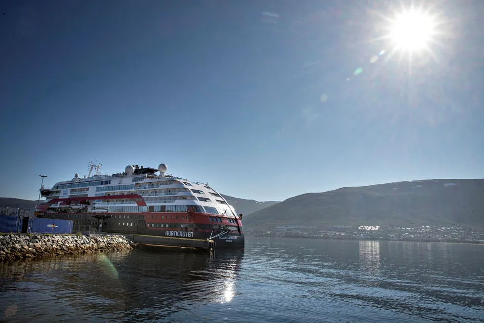 Hurtigruteskipet Roald Amundsen ligger fortsatt til kai i Tromsø.