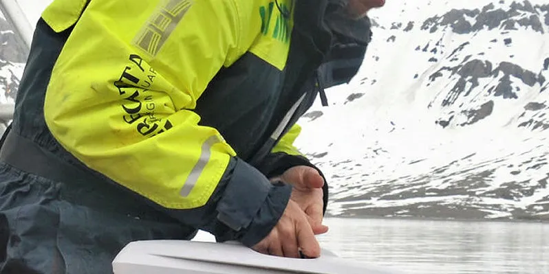 Marinbiolog Øyvind Ødegård fra NTNU (t.v.), båtfører Stefan Eilertsen og professor Martin Ludvigsen ved NTNU setter ut en ROV nordvest på Spitsbergen.