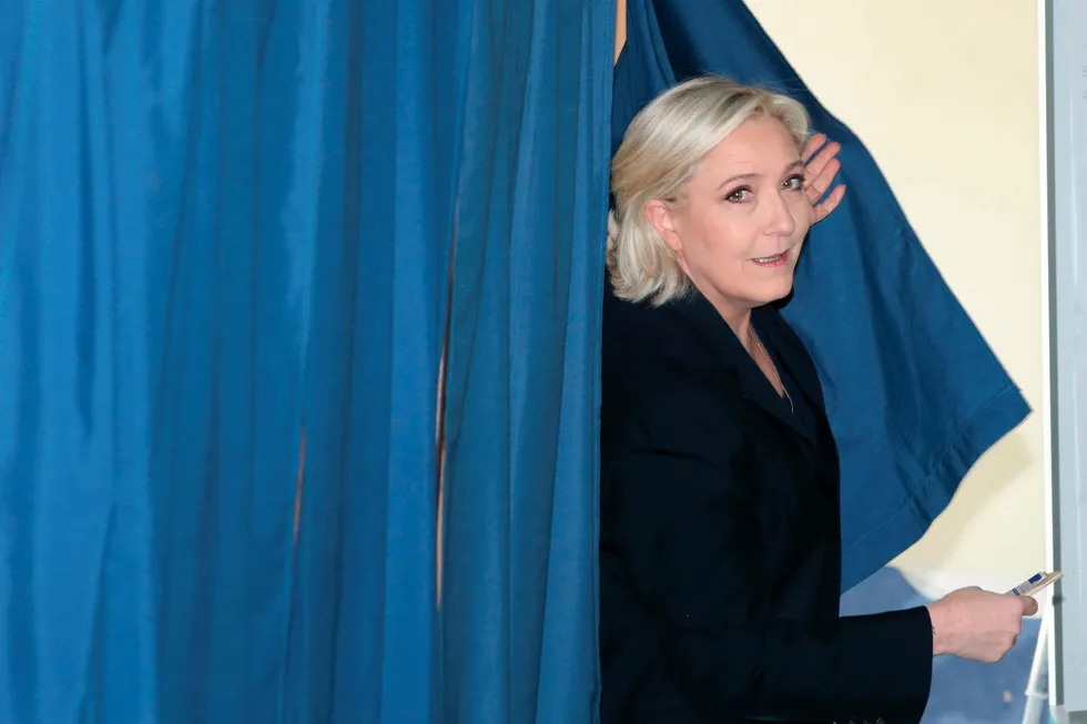 Nasjonal front-leder Marine Le Pen avla søndag sin stemme i et valglokale i Henin-Beaumont i Hauts-de-France nord i Frankrike. Foto: JOEL SAGET