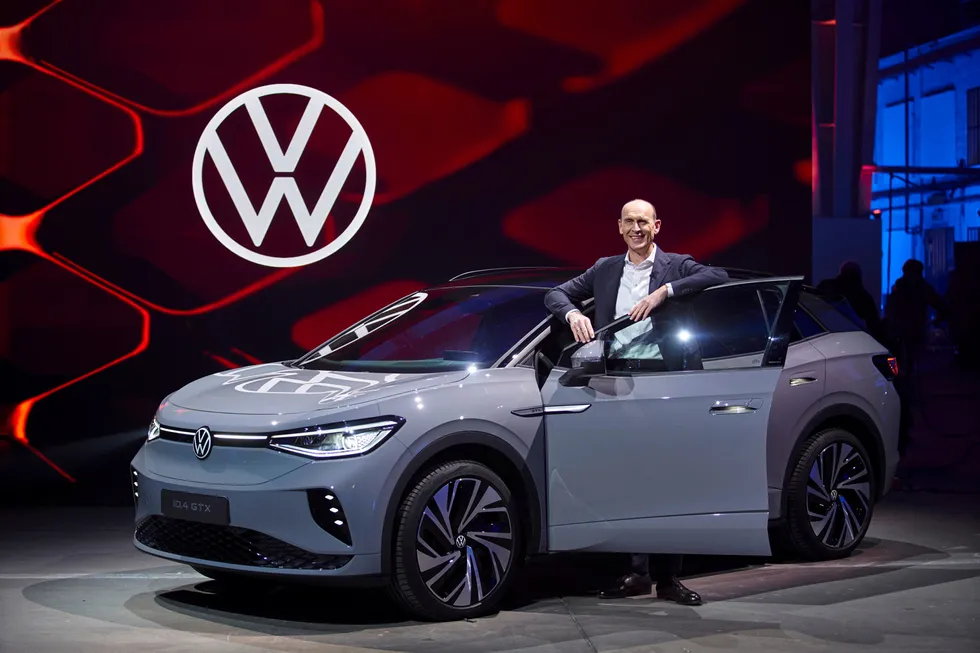 Volkswagen-sjef Ralf Brandstätter avduket denne uken den nye Volkswagen ID. 4 GTX.