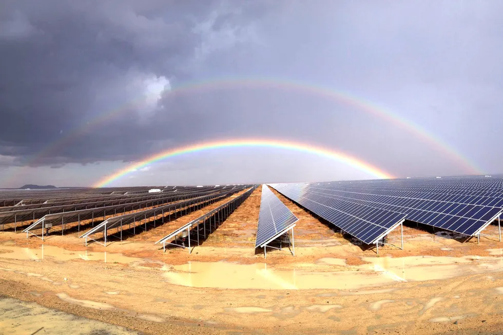 Scatec solpark i Kalkbult i Sør-Afrika, der norske og sørafrikanske forskere skal finne ut hvordan nedstøving av solcellemoduler kan håndteres Foto: Scatec