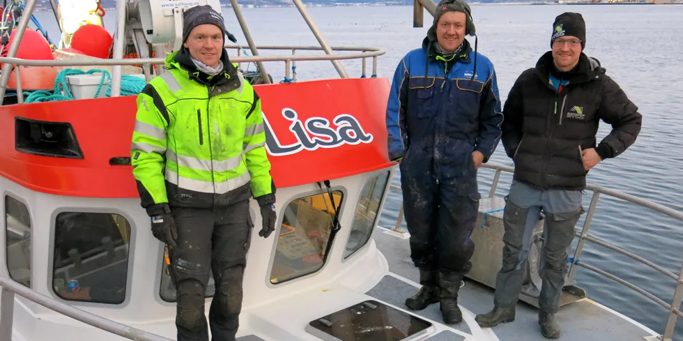 100 PROSENT FISKERE: Brødrene Ole-Petter (t.v.) og Nils Daniel følger etter i eldstebror Øyvind Nilsen (t.h.) sitt fotspor. Nå er de alle tre fiskere på heltid.