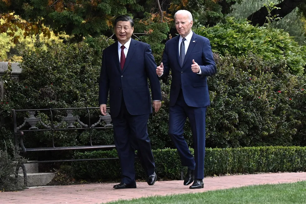 For første gang siden USAs president Joe Biden og Xi Jinping møttes sist under Apec-møtet i California i november, har de to hatt direkte kontakt på telefon. Dette kommer før nye toppmøter skal finne sted i Kina.