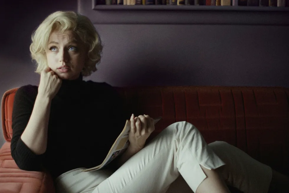 Bildet viser Ana de Armas som Marilyn Monroe i en scene fra filmen «Blonde».