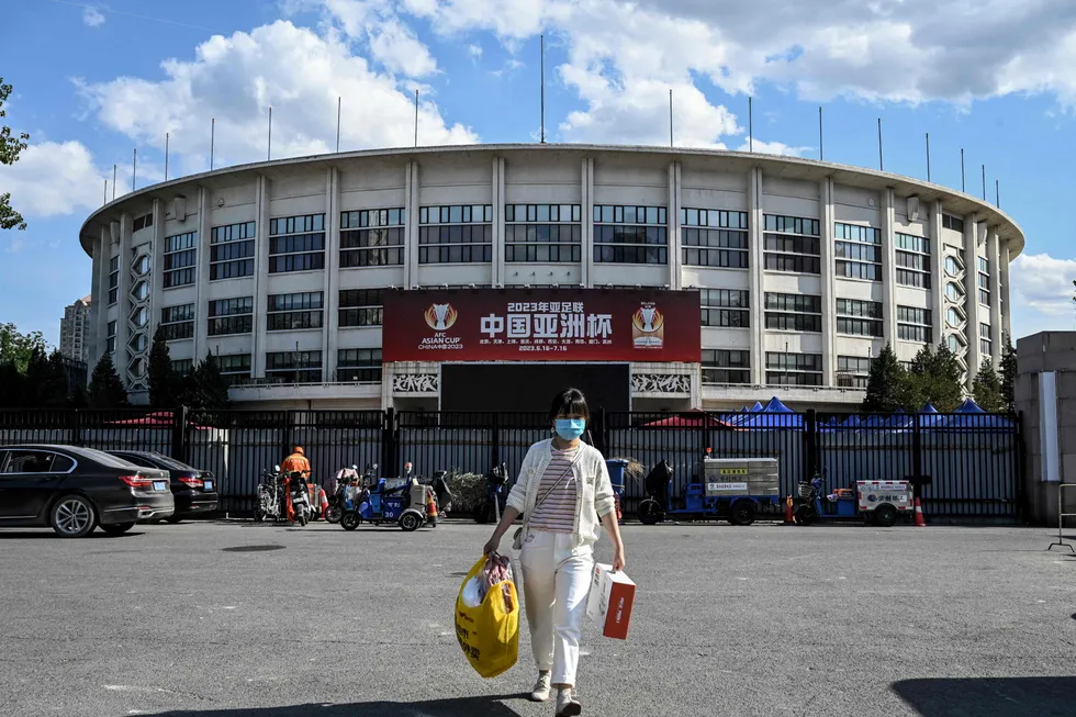 Kina har sagt fra seg rettighetene til å arrangere fotballcupen Asia Soccer Cup i 2023. Et illevarslende tegn for Kinas koronastrategi, mener analysedirektør Tapas Strickland hos National Australia Bank.