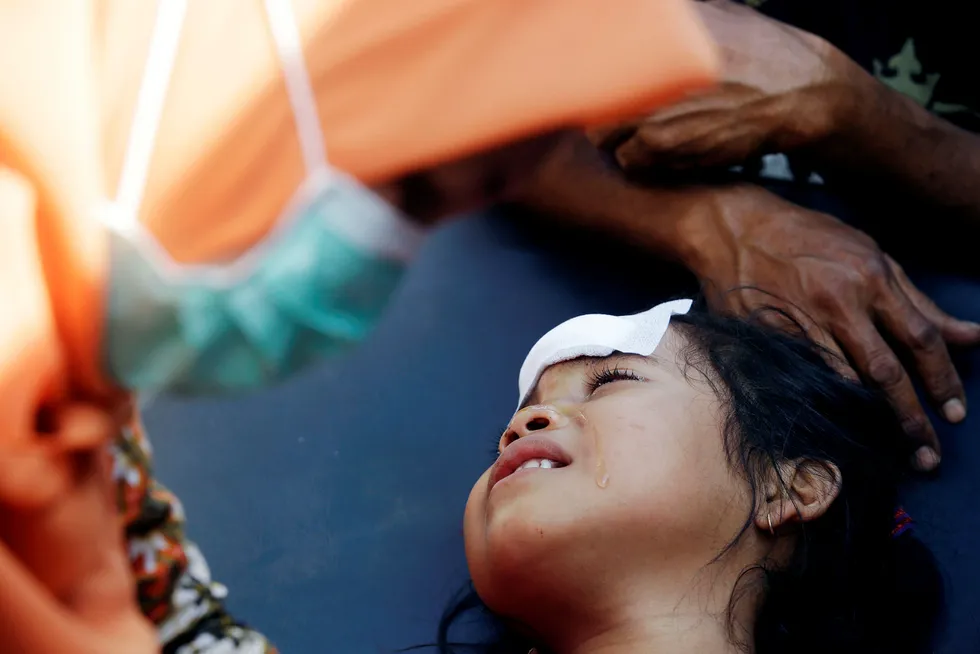 En jente behandles for skader fra jordskjelvet i Indonesia. Øya Lombok ble torsdag rammet av et tredje kraftig jordskjelv på en drøy uke.