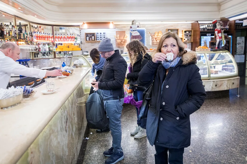 Silvia Mazzenga tar sin morgenkaffe på en av kafeene på Piazza della Republica midt i Roma. Foto: Gunnar Lier
