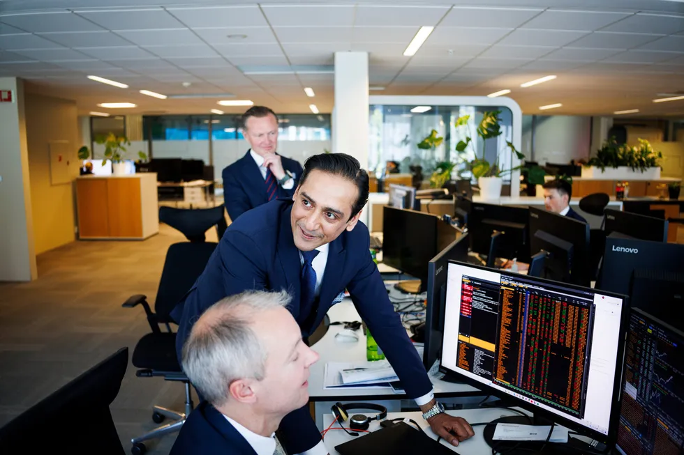 Andreas B. Lorentzen (nærmest), Karl Otto Gulseth (bak) og Adil Shah sjekker hvem som er dagens vinnere på børsen.