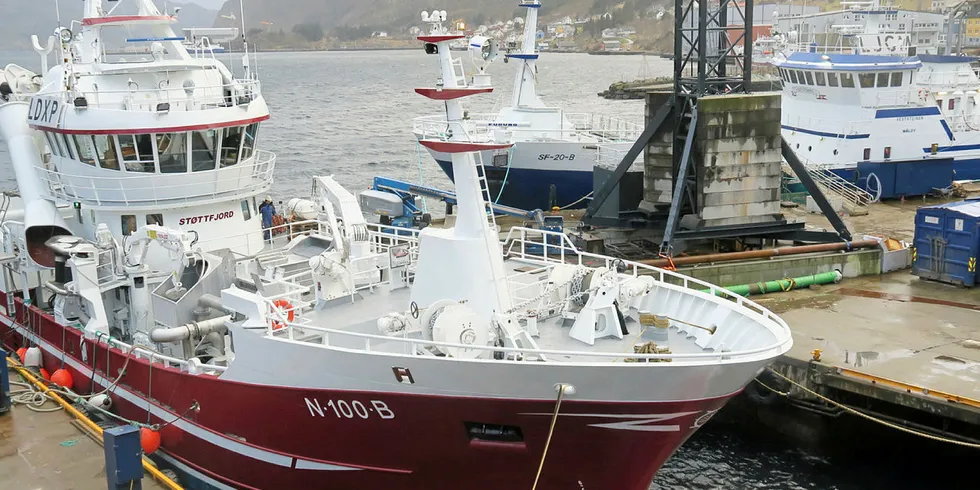 Nye «Støttfjord» har fått batteri om bord. Her ligger båten til kai ved Stadyard.