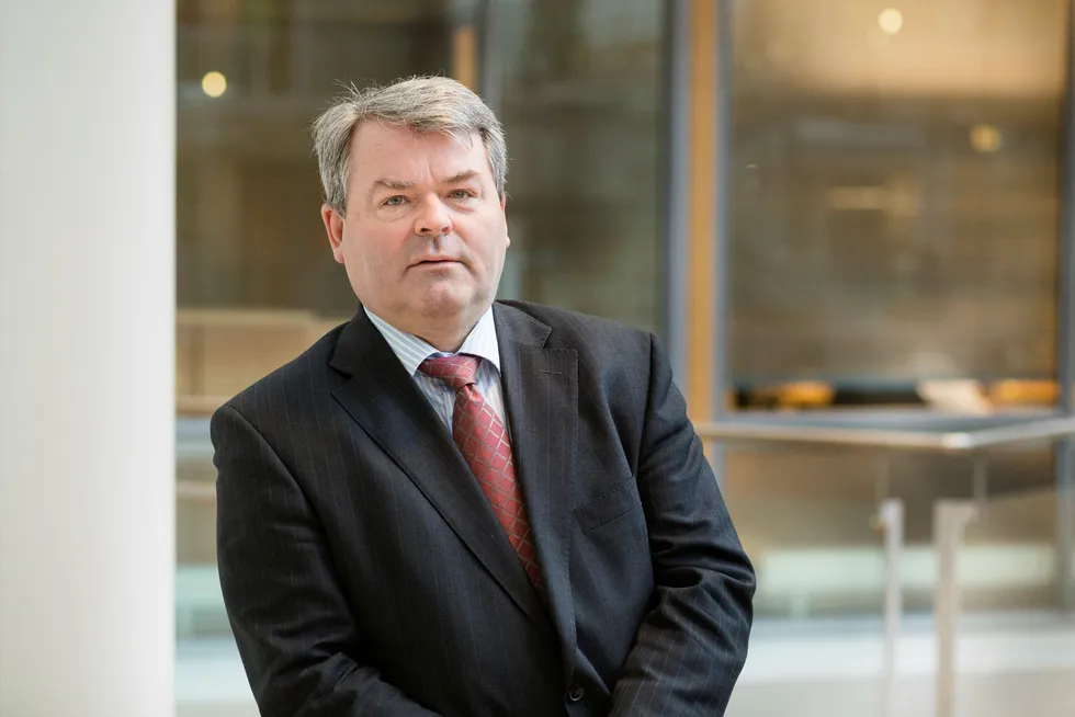 Arne Matre, som er handelsekspert og partner i EY, tror norske handelsaktører snart vil bli utfordret av en utenlandsk nettgigant. Foto: Brian Cliff Olguin