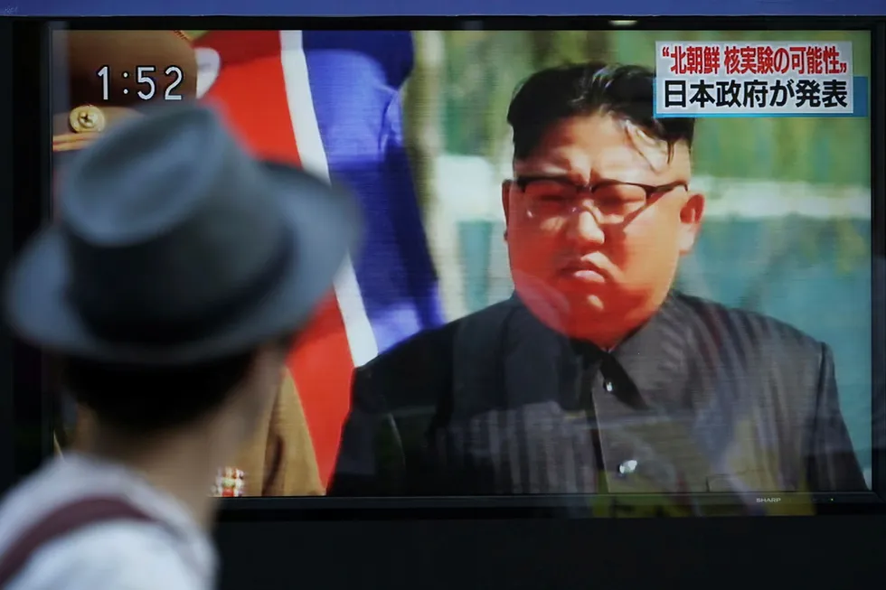 Ekspertene tviler på at en oljeembargo mot Nord-Korea og landets leder Kim Jong Un vil virke. Foto: Eugene Hoshiko/AP Photo/NTB Scanpix