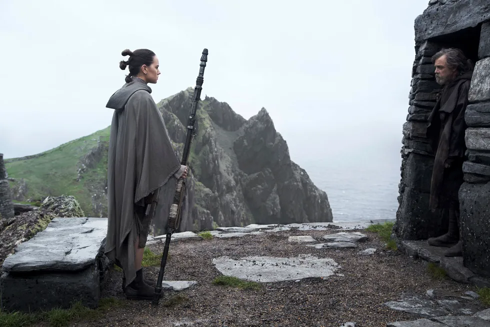 «Star Wars: The Last Jedi» er en relativt tett, men lang film. Her er Daisy Ridley som Rey med Mark Hamill som Luke Skywalker. Foto: Lucasfilm Ltd.