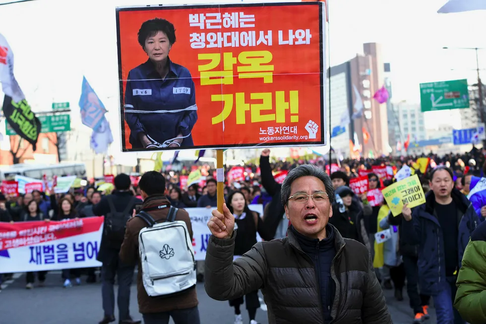 Det har vært demonstrasjoner i Sør-Korea på fredag for og mot grunnlovsdomstolens historiske avgjørelse om å avsette landets president Park Geun-hye. Foto: Jung Yeon-Je