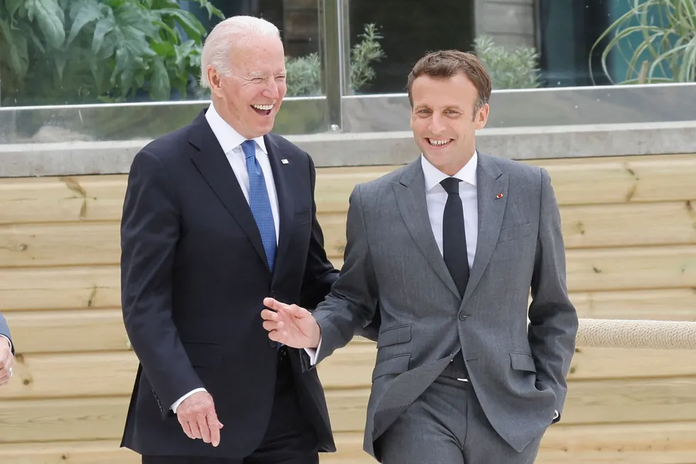 Presidentene Joe Biden og Emmanuel Macron (til høyre) fant tonen på G7-møtet. Nå er Nato neste stopp.