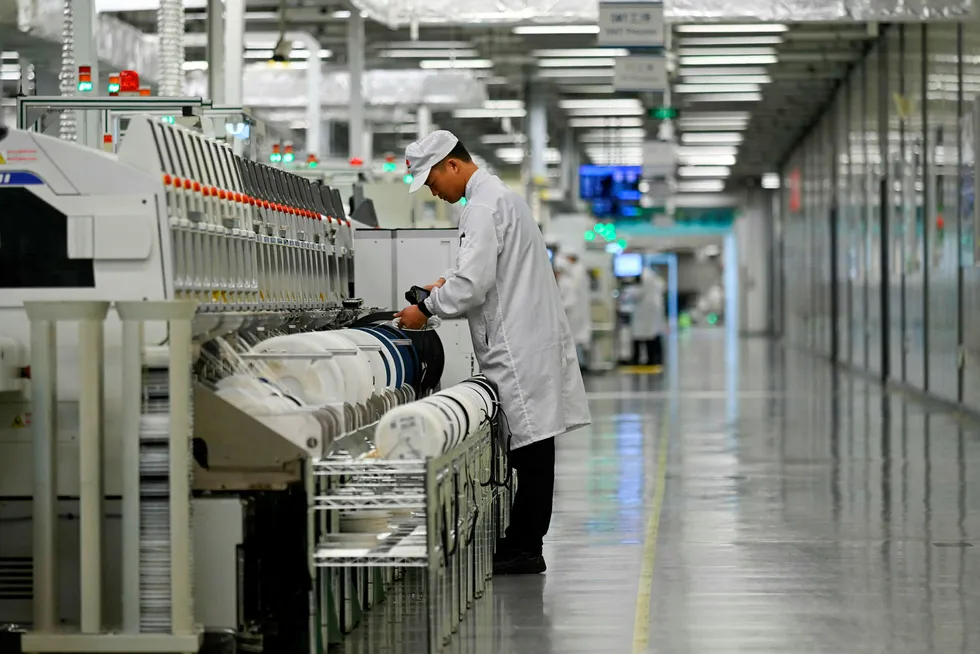 Huawei har åpnet fabrikker og laboratorier i Shenzhen for journalister fra hele verden denne uken som en del av en sjarmoffensiv. Samtidig er selskapet på offensiven og saksøker Canada og USA.