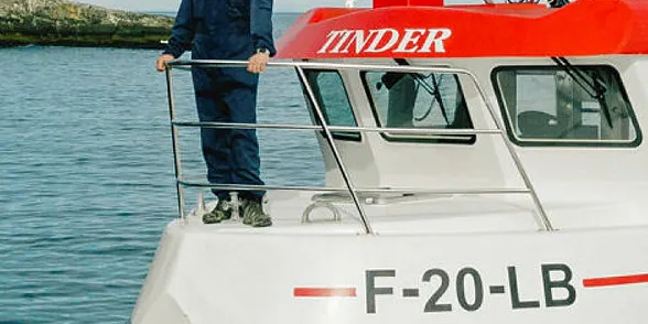 Daniel Lauritzen med båten «Tinder». Bak ser vi Finnkirka.
