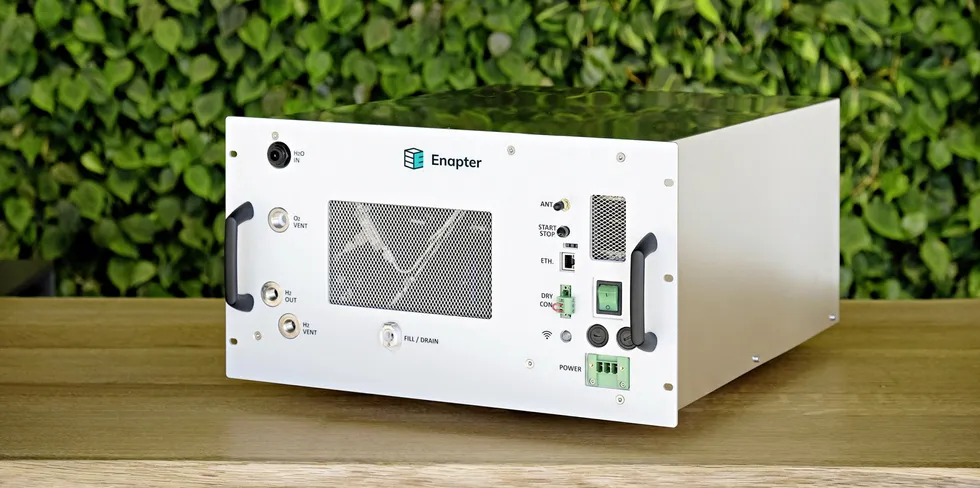 Enapter's modular microwave-oven-sized AEM electrolyser, the 2.4kW EL 4.0. A single 1MW Multicore electrolyser will contain 420 single-core EL 4.0s.