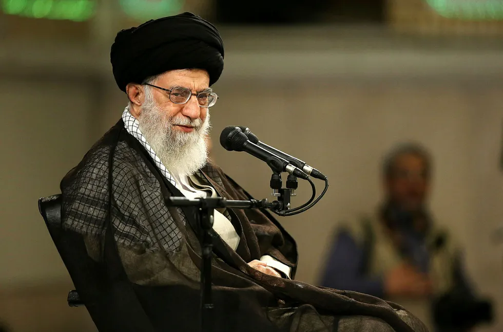 Irans leder Ali Khamenei sier Iran trekker seg fra avtalen hvis USA gjør det.