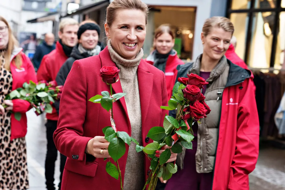 Statsminister Mette Frederiksen fører valgkamp i Aalborg og lover lønnsløft i offentlig sektor, men sier ikke hvem som skal få.