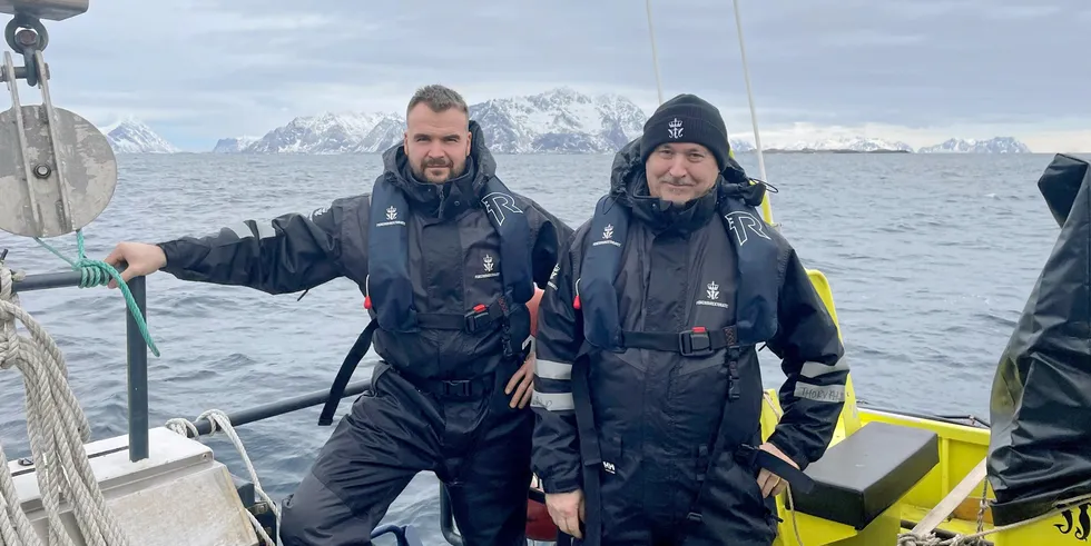 Om bord på sjøtjenestens «Eir» var inspektør Thorvald Josefsen til høyre og inspektør og toktleder Knut Morten Bauge til venstre i formiddag i full aktivitet med kontroll av fangst og bruk på Lofothavet.