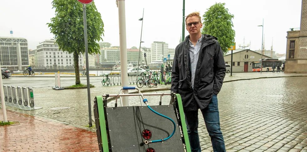 Sindre Rongved Hansen er administrerende direktør i oppstartsselskapet Easyx. Prototypen de har laget klatrer rett opp vegger, og vasker oppdrettskar - uten bruk av magnetisme.