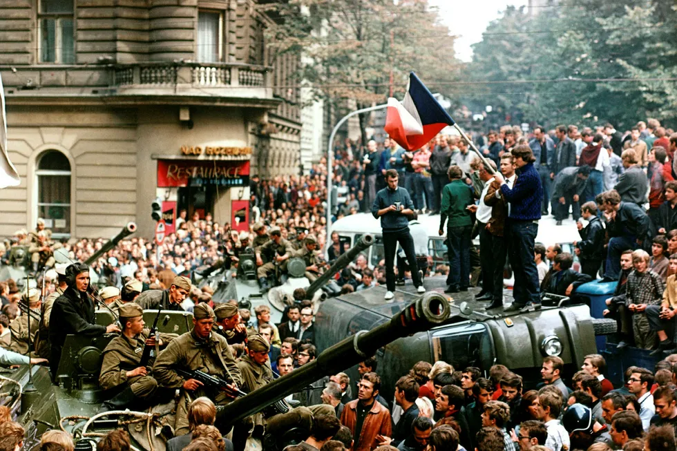 Sovjetiske soldater med tanks prøver å komme seg frem til Tsjekkoslovakia Radio i gater fulle av folk som protesterer mot invasjonen, i august 1968.