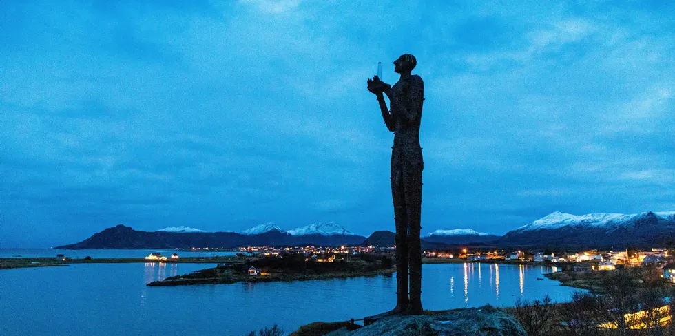 Det fiskes med både garn og trål i flere av havområdene Norge har vernet. Det er stikk i strid med internasjonal standard for havvern. Bildet viser statuen Mannen fra havet av Kjell Erik Killi Olsen ved Vinjesjøen i Bø i Vesterålen.